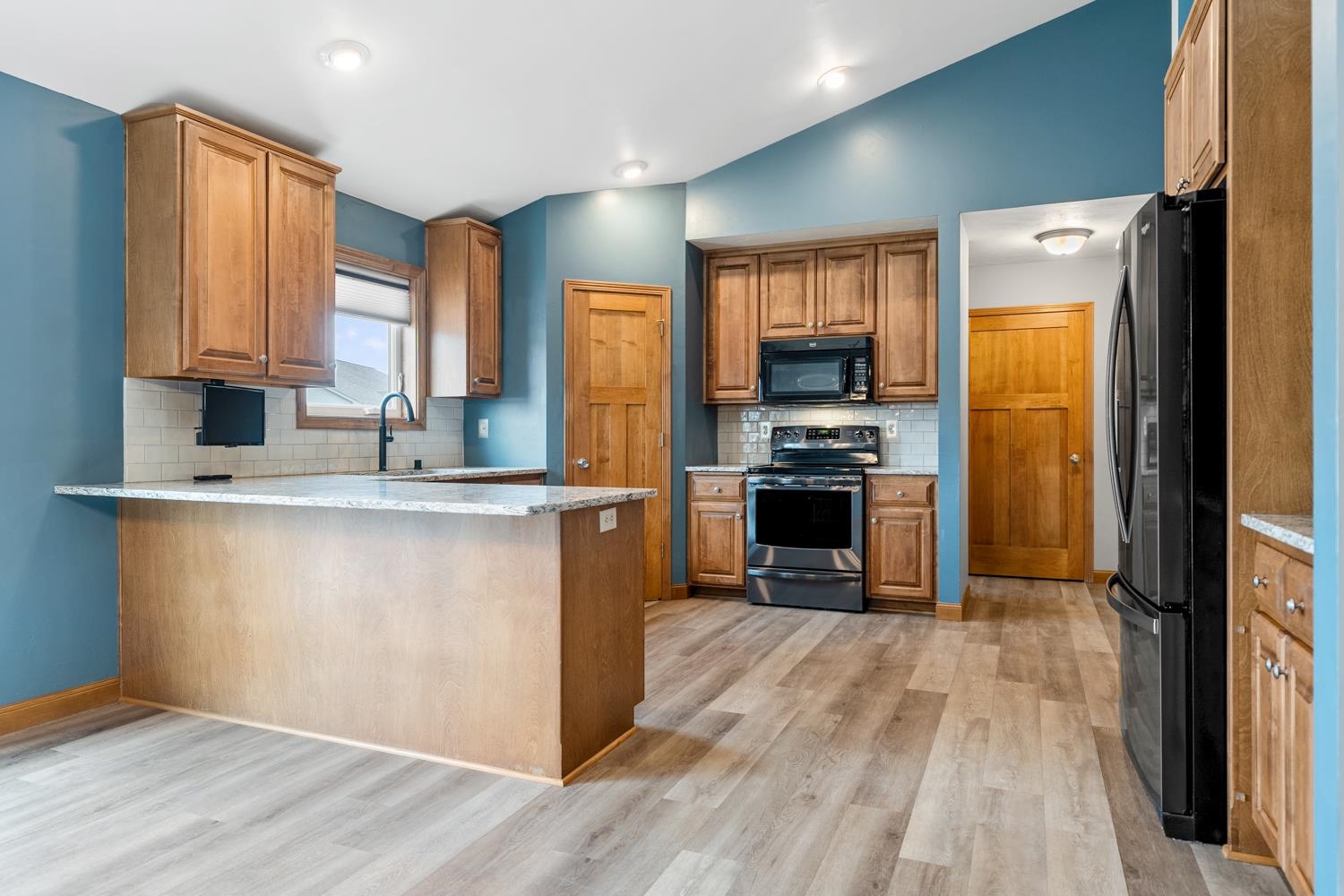 2332 Oak Ridge Circle De Pere, WI 54115 - Photo 9 of 38