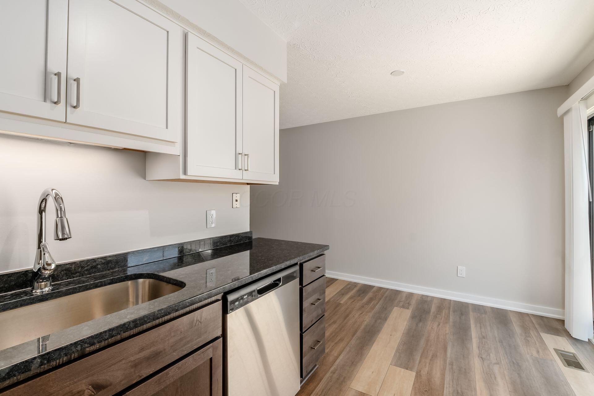 410 Edinburgh Road, Unit 410 Dublin, OH 43017 - Photo 10 of 22 Remodeled Kitchen