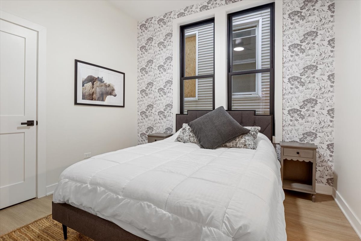 1110 West Addison Street Chicago, IL 60613 - Photo 18 of 49 a bedroom with a bed and a wall painting