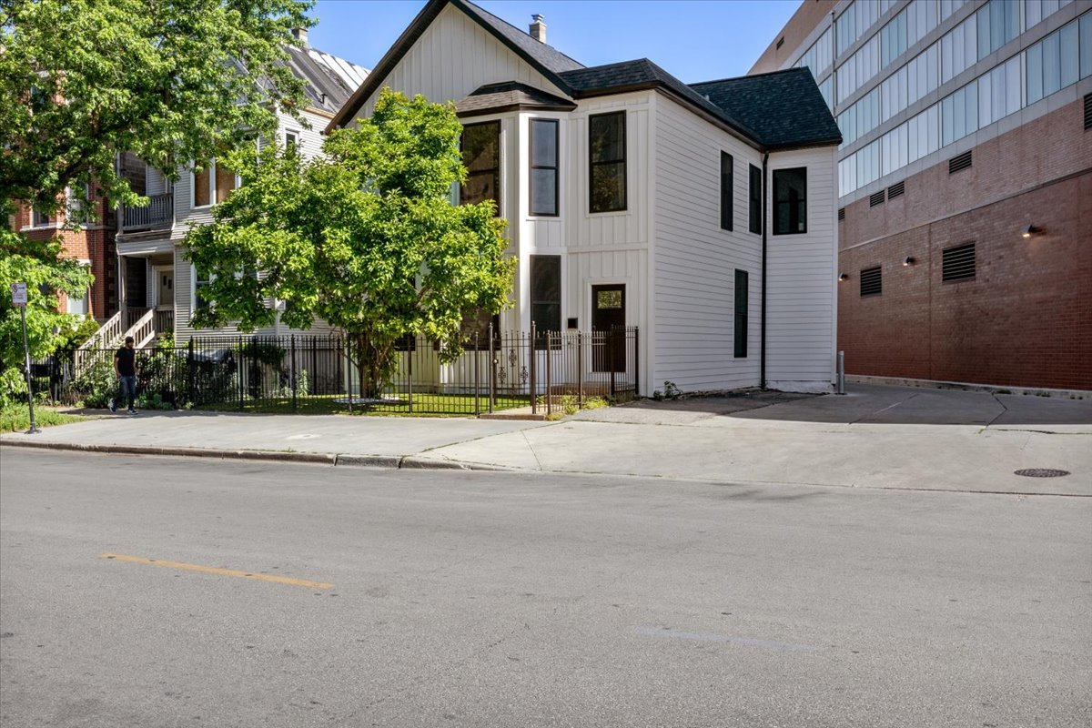 1110 West Addison Street Chicago, IL 60613 - Photo 2 of 49 a house with a outdoor space