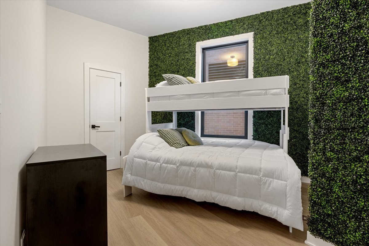 1110 West Addison Street Chicago, IL 60613 - Photo 21 of 49 a bedroom with a bed and a window