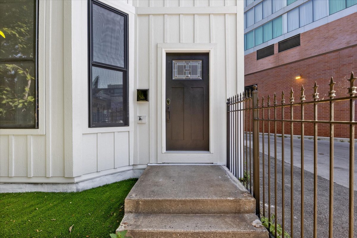 1110 West Addison Street Chicago, IL 60613 - Photo 3 of 49 a view of a entrance with a house
