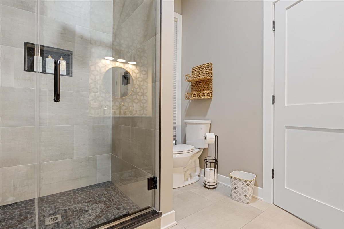 1110 West Addison Street Chicago, IL 60613 - Photo 38 of 49 a bathroom with a toilet