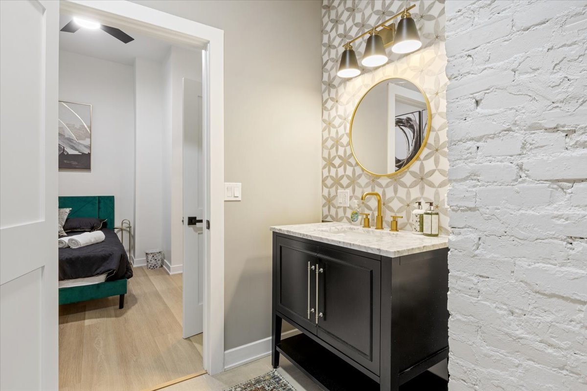 1110 West Addison Street Chicago, IL 60613 - Photo 39 of 49 a bathroom with a sink and a mirror