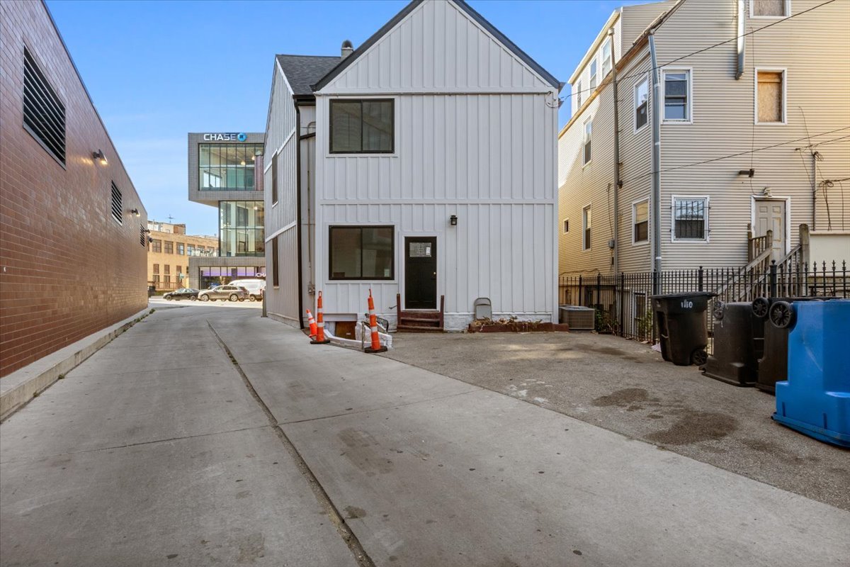 1110 West Addison Street Chicago, IL 60613 - Photo 42 of 49 a view of a street with cars