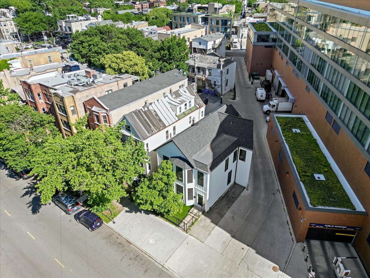 1110 West Addison Street Chicago, IL 60613 - Photo 43 of 49 an aerial view of a house with garden space and street view