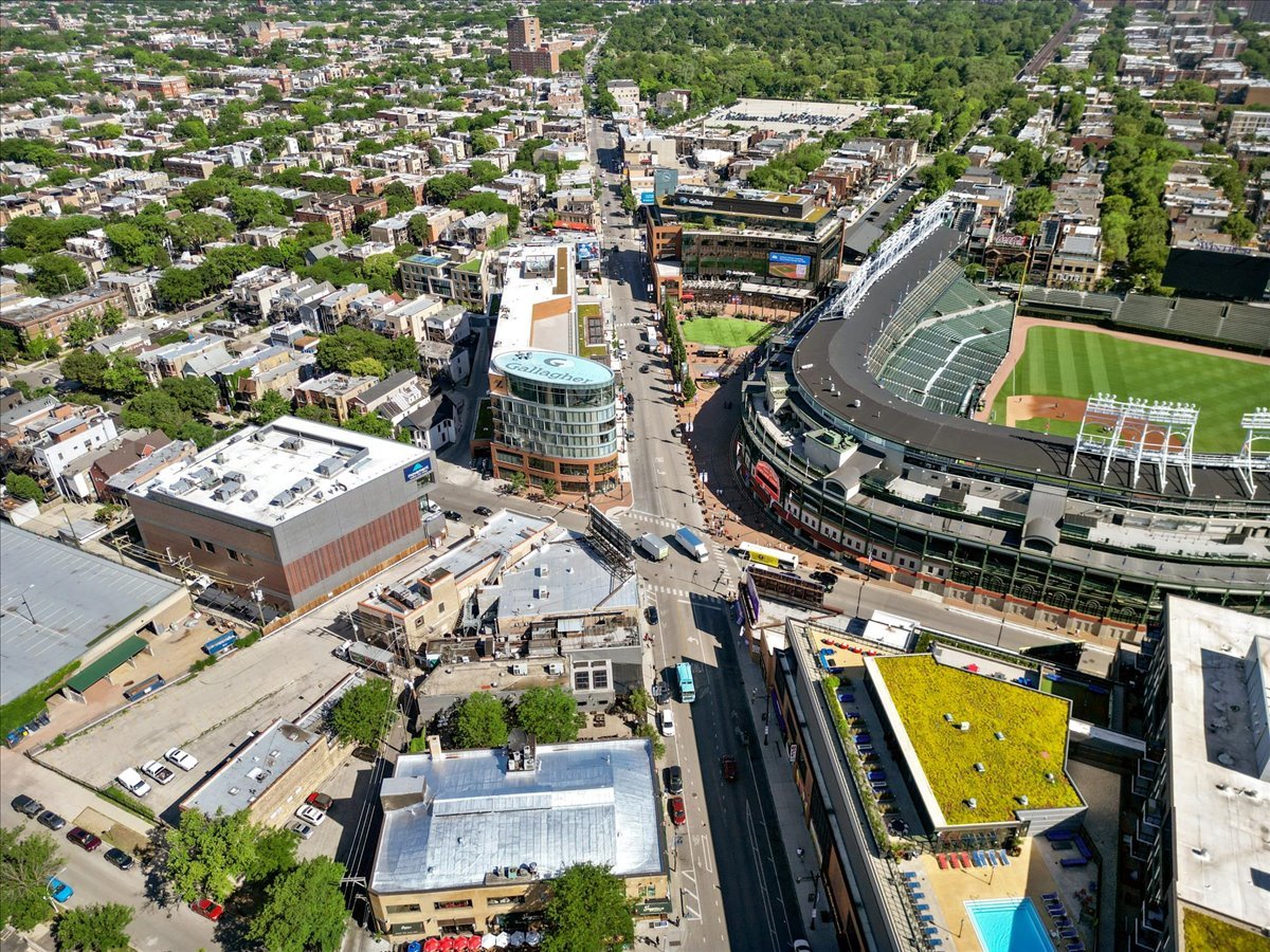 1110 West Addison Street Chicago, IL 60613 - Photo 47 of 49 an aerial view of a swimming pool and outdoor space