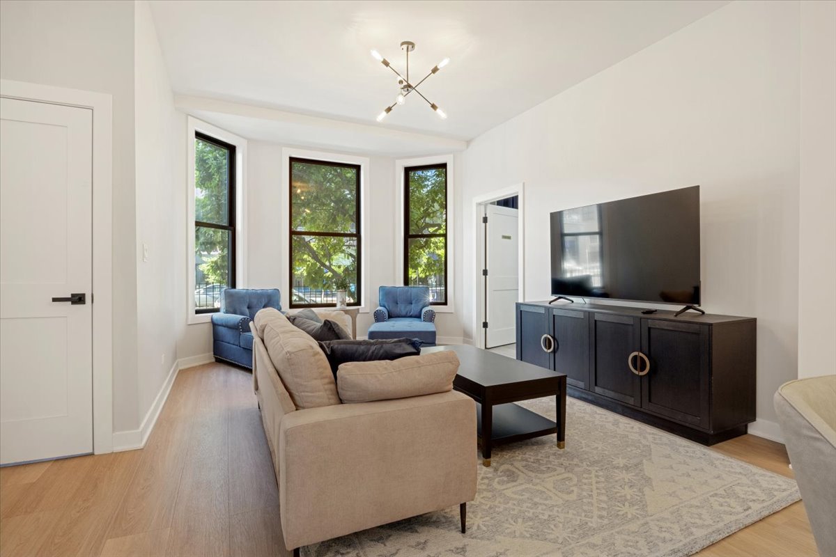 1110 West Addison Street Chicago, IL 60613 - Photo 7 of 49 a living room with furniture and a flat screen tv