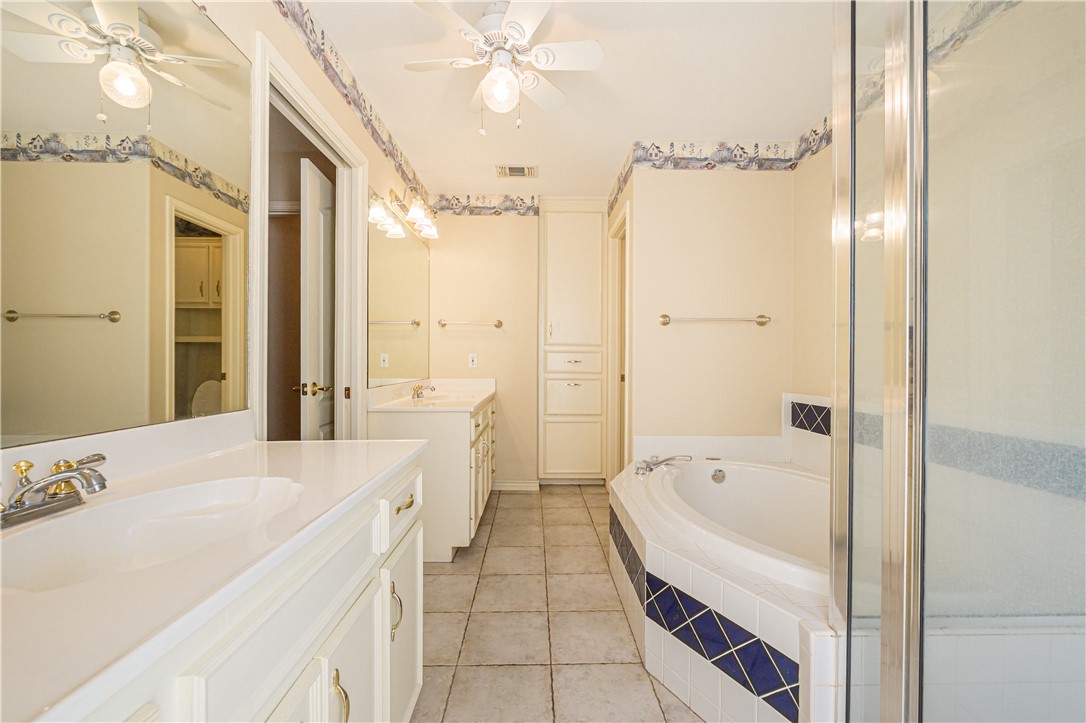 10416 7th Street Pettus, TX 78146 - Photo 18 of 40 a spacious bathroom with a tub shower and a sink