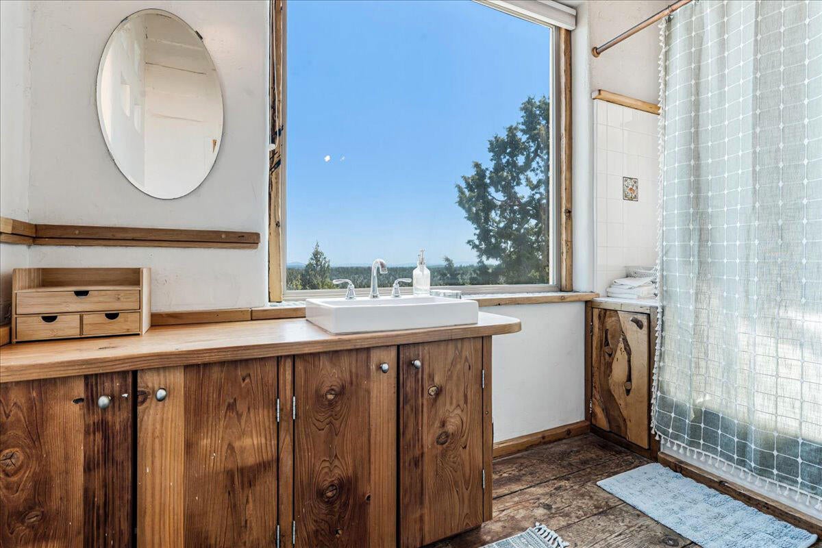 65580 Sisemore Road Bend, OR 97703 - Photo 31 of 67 Bathroom 2