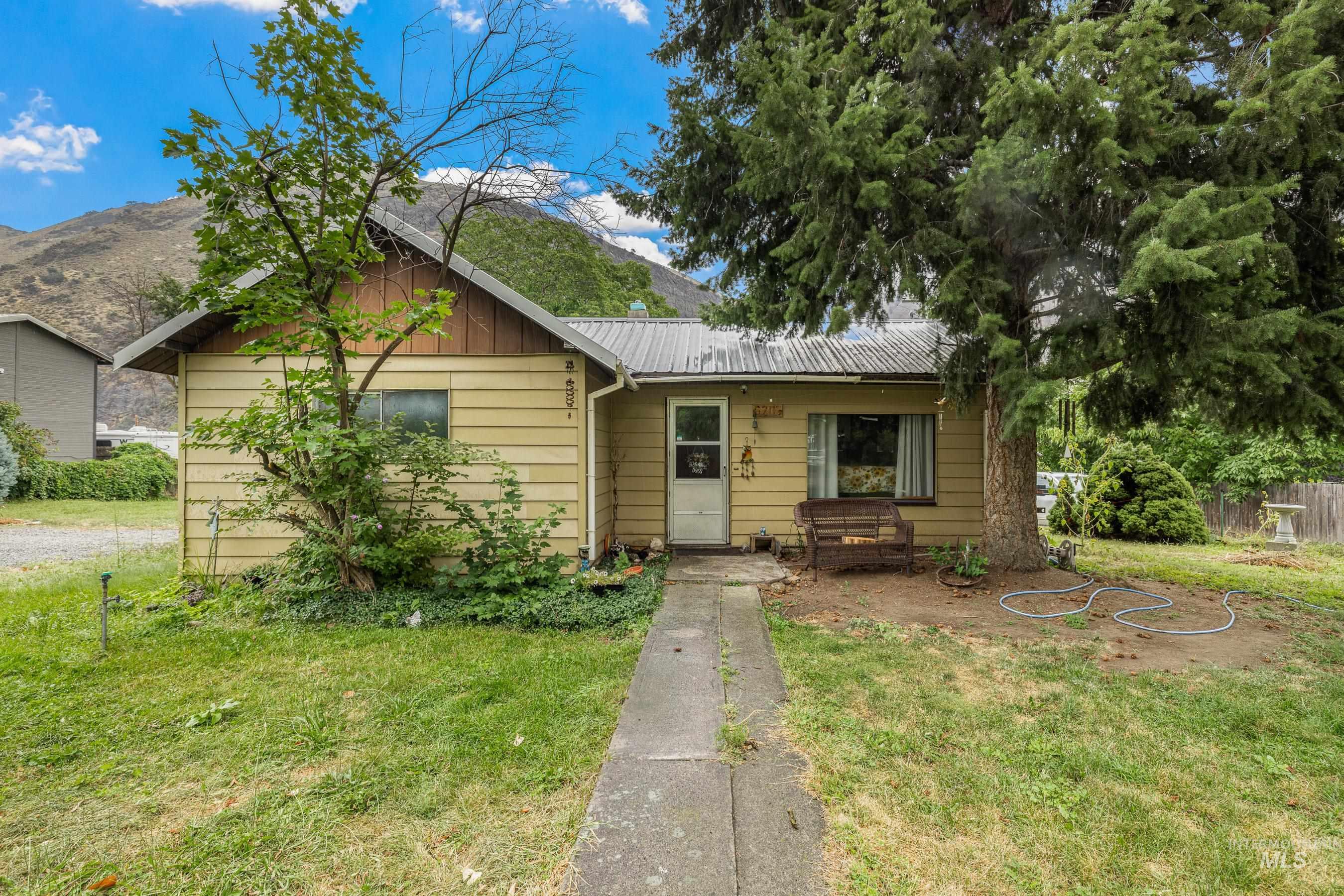 620 South Main Street Riggins, ID 83549 - Photo 1 of 23 Single-story residence featuring horizontal siding, a metal roof, and a concrete walkway
