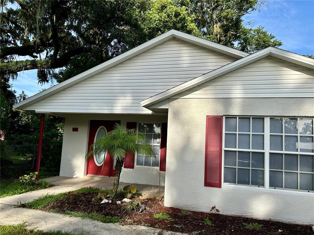 209 1st Avenue Wauchula, FL 33873 - Photo 3 of 27 a front view of a house with garden