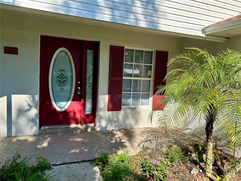 209 1st Avenue Wauchula, FL 33873 - Photo 5 of 27 a front view of a house with garden