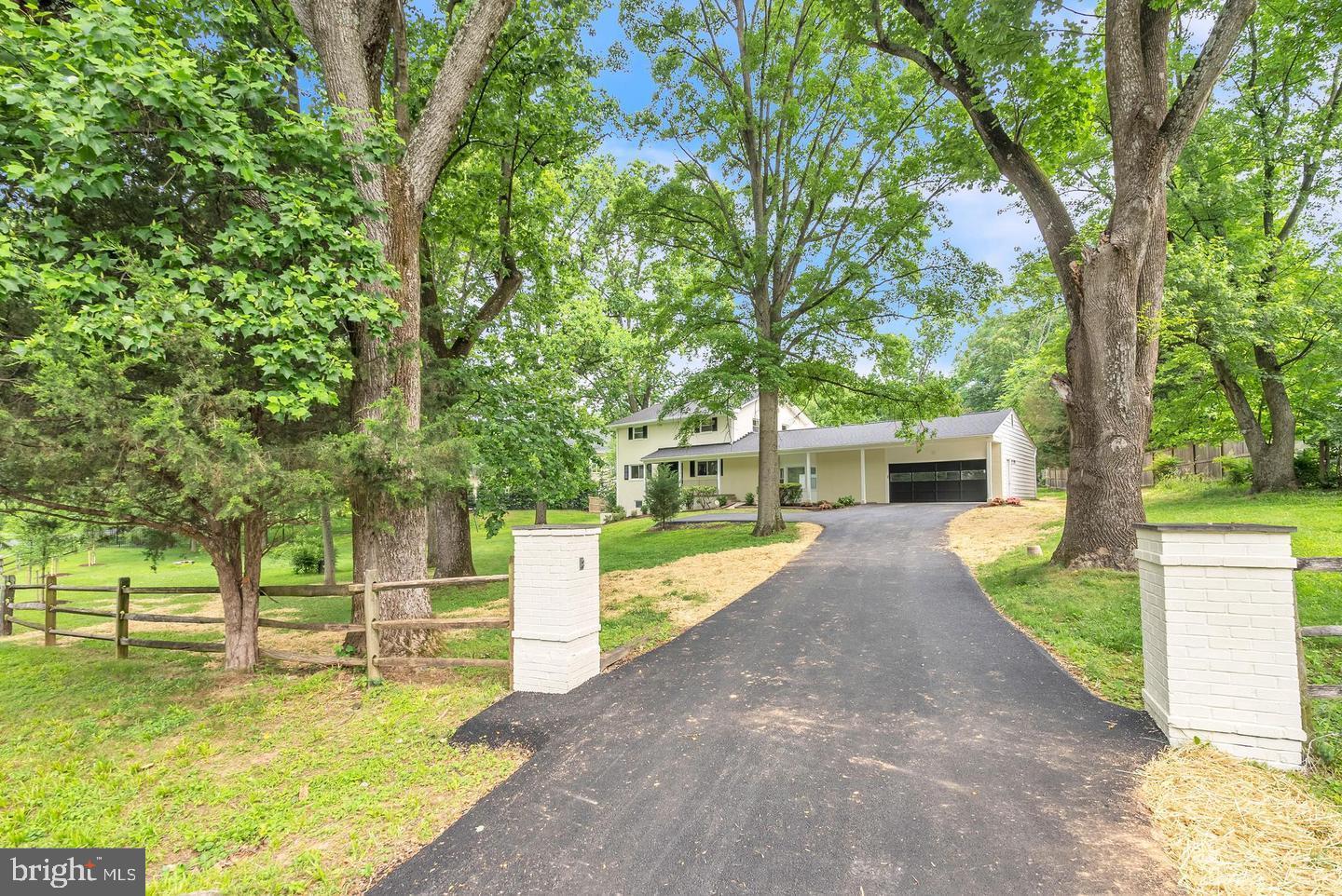 10911 Chandler Road Potomac, MD 20854 - Photo 2 of 58 Grand entrance