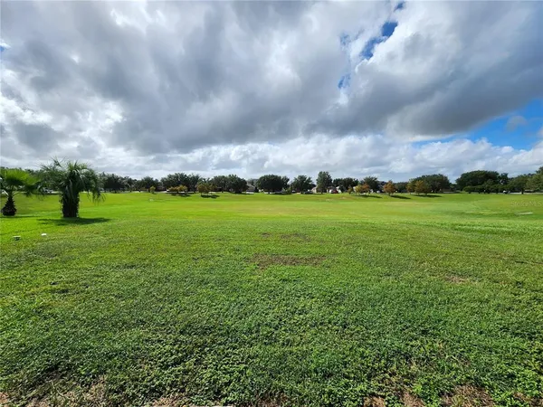a view of yard with an apartment