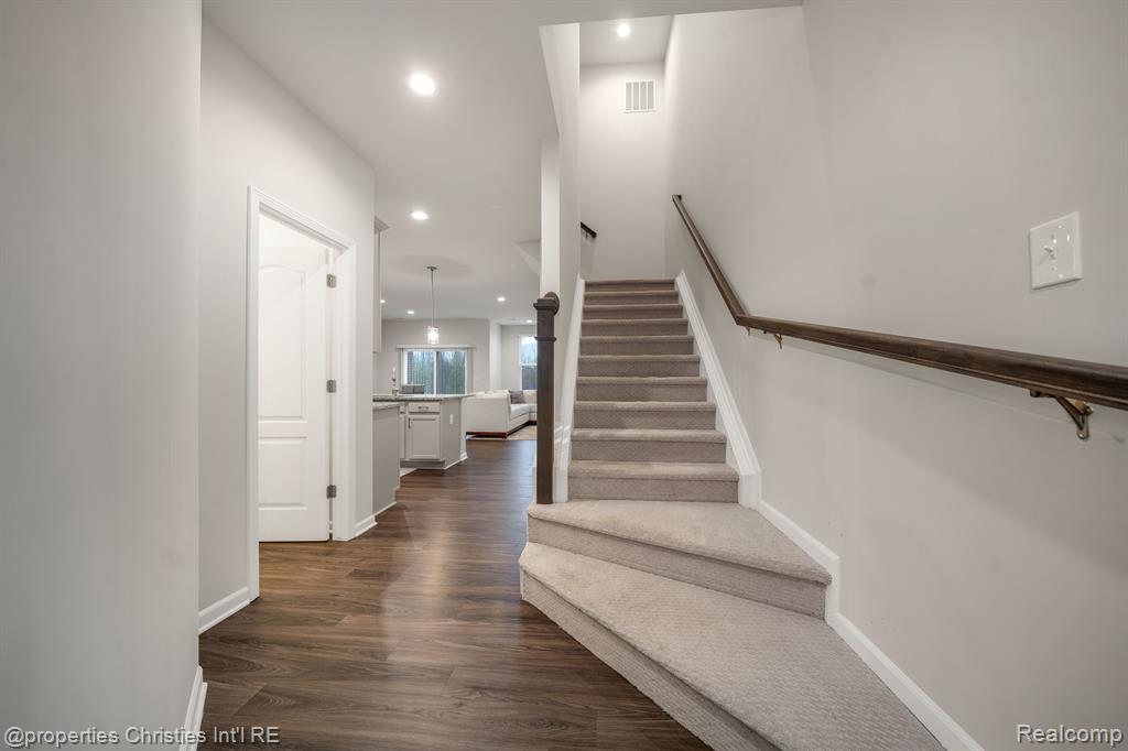 43580 Prospect Lane Novi, MI 48375 - Photo 3 of 27