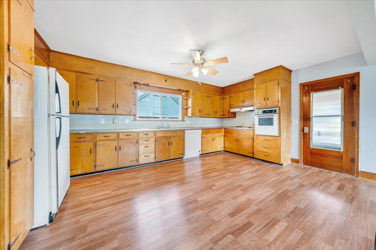 1090 Garner Road Vinton, VA 24179 - Photo 6 of 23 a view of a kitchen with wooden floor and a kitchen