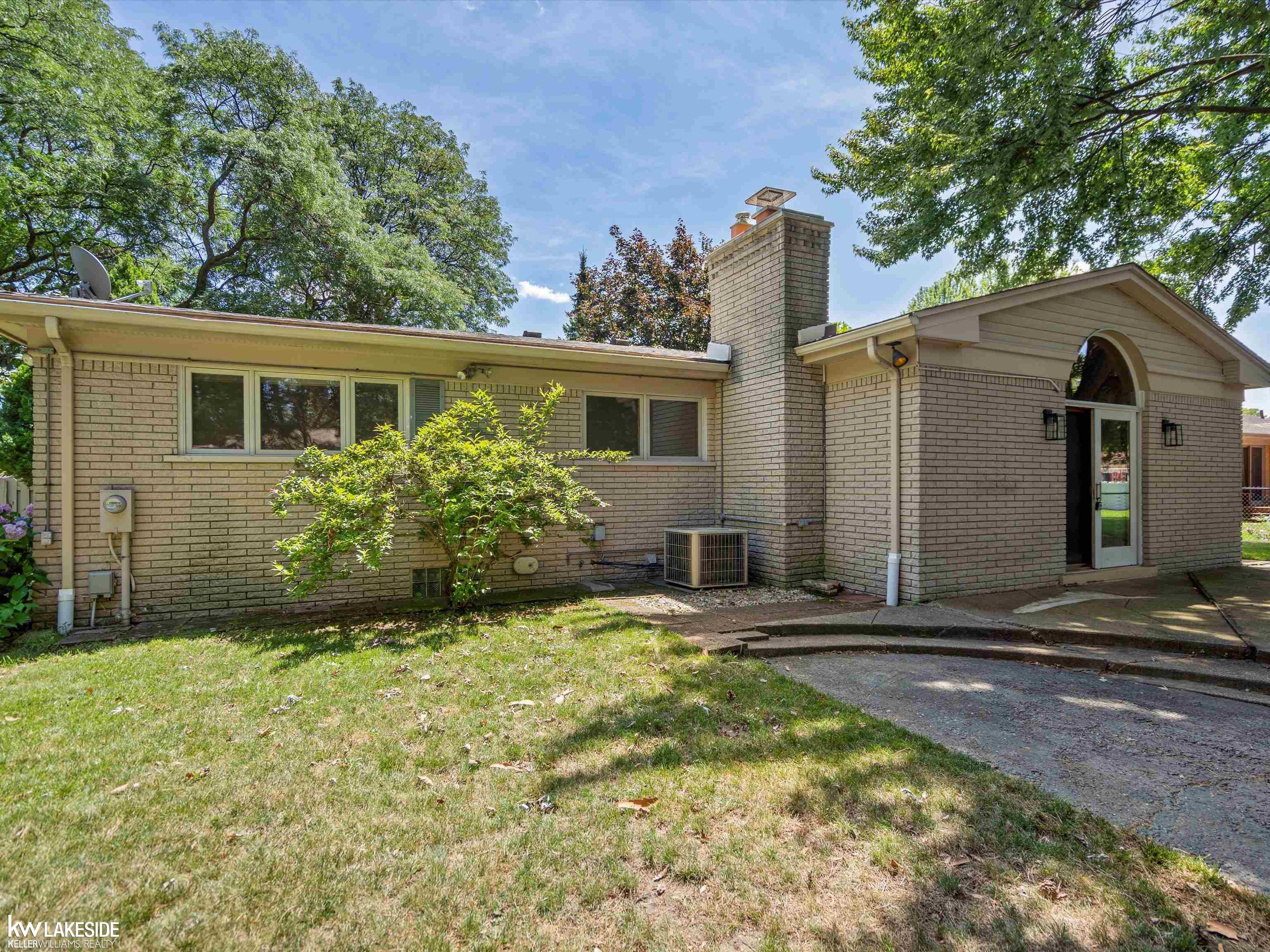 11585 Chicago Road Warren, MI 48093 - Photo 10 of 55 50182761-8503d88b-b54c-4bad-a2ea-982eb23c608e.JPG