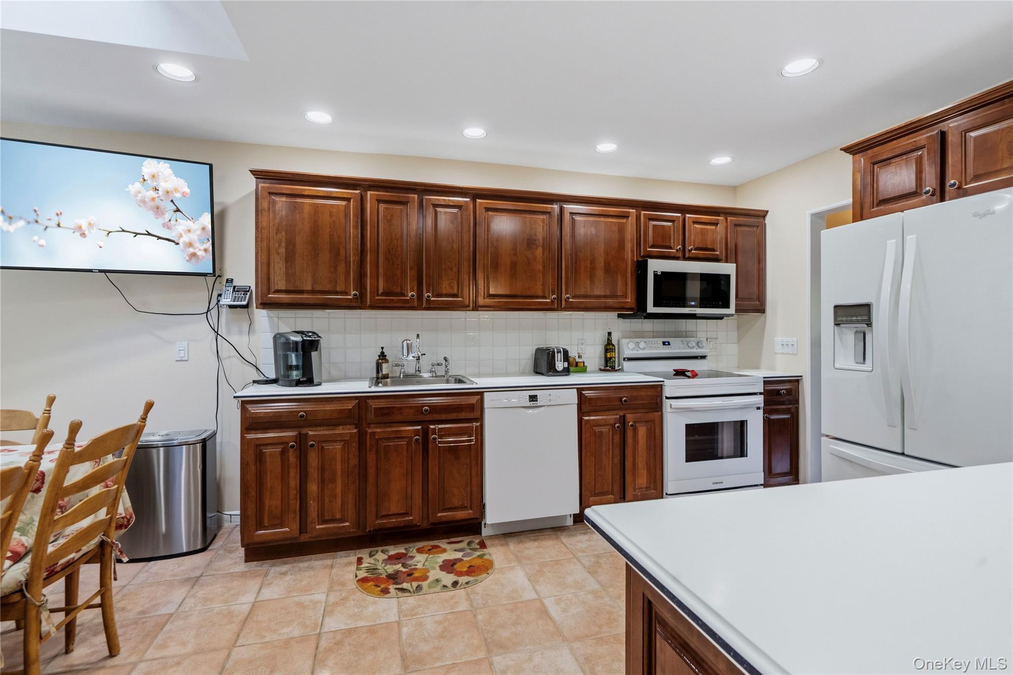 128 Atkinson Road Rockville Centre, NY 11570 - Photo 10 of 45