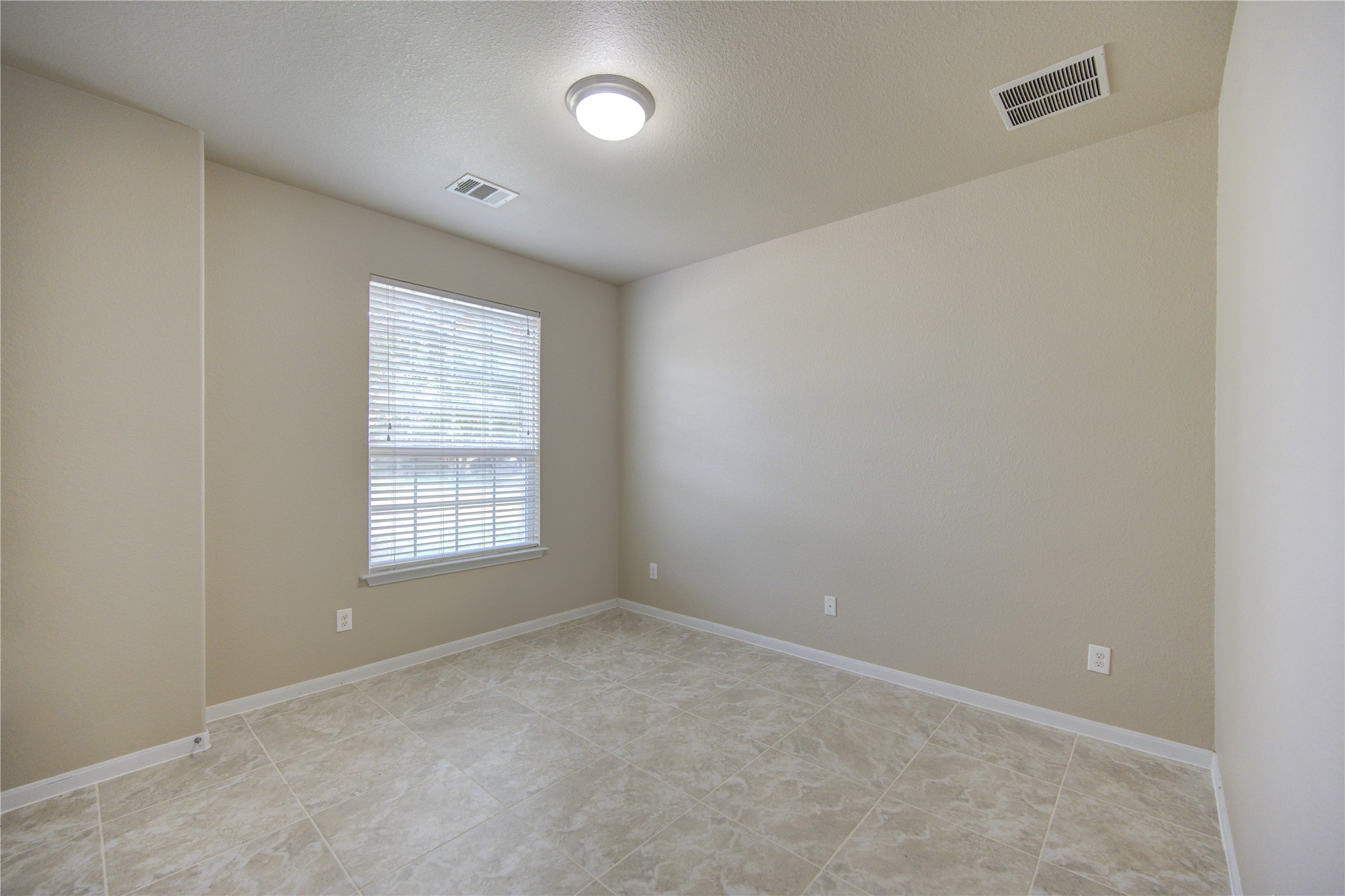 6014 Watford Bend Rosenberg, TX 77471 - Photo 12 of 18 15 – Oversized front bedroom with generous square footage—nearly the size of a primary suite.