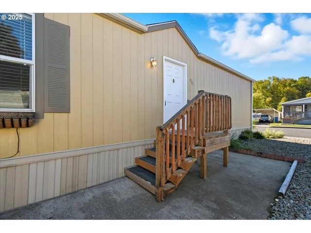 a view of entryway livingroom and hall