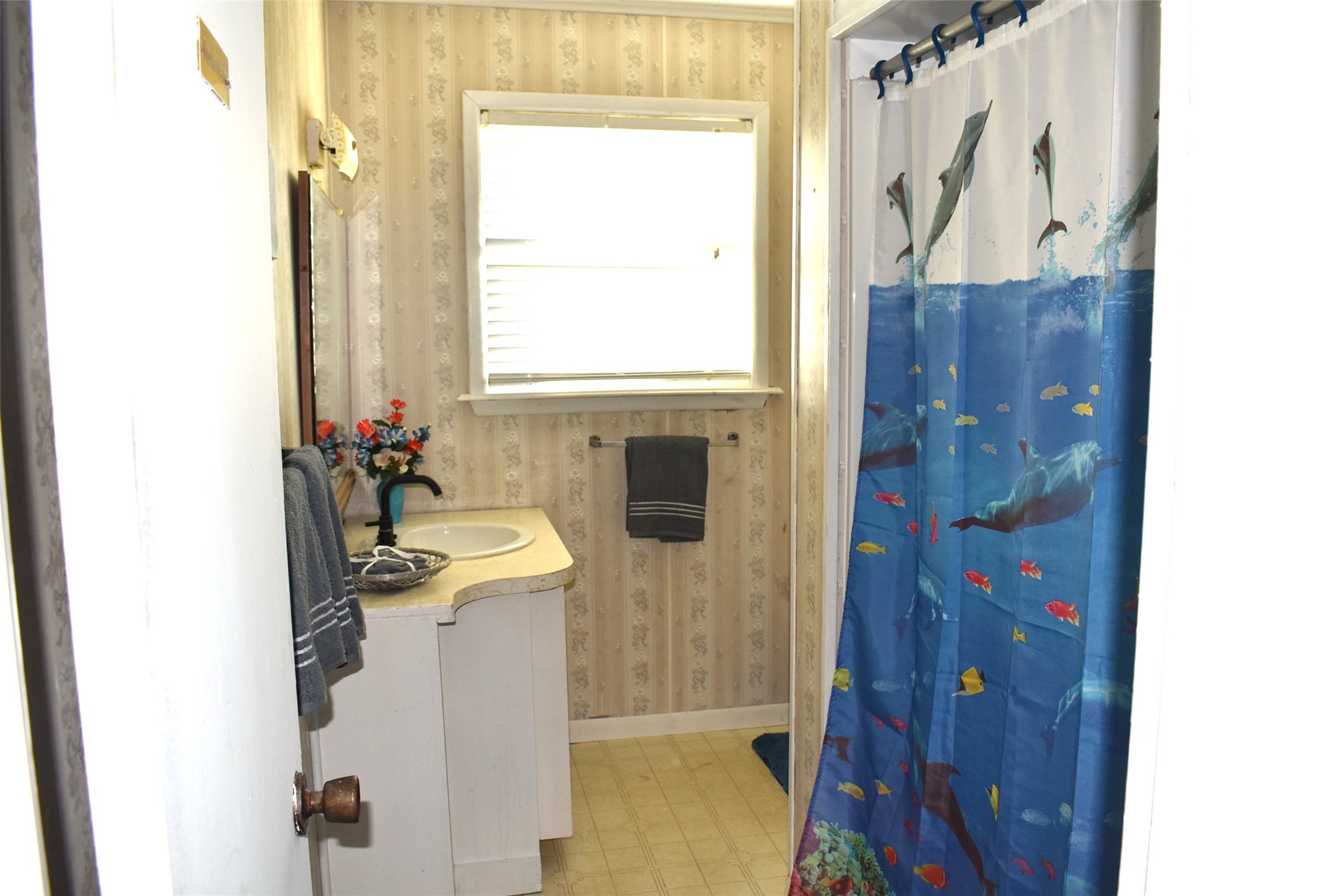 373 Neptune Street Sargent, TX 77414 - Photo 23 of 30 Large bathroom