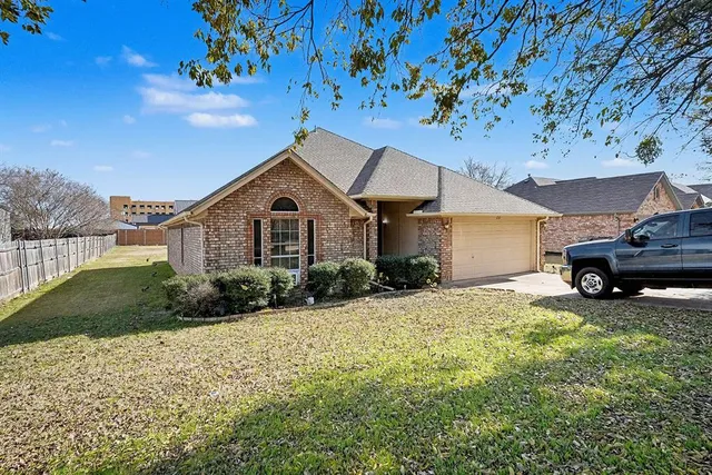 $425,000 | 212 Turner Avenue, Roanoke, TX 76262