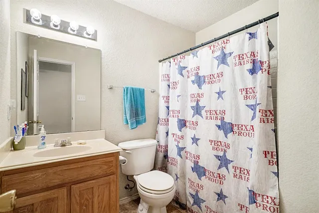 $425,000 | 212 Turner Avenue, Roanoke, TX 76262