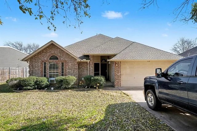 $425,000 | 212 Turner Avenue, Roanoke, TX 76262