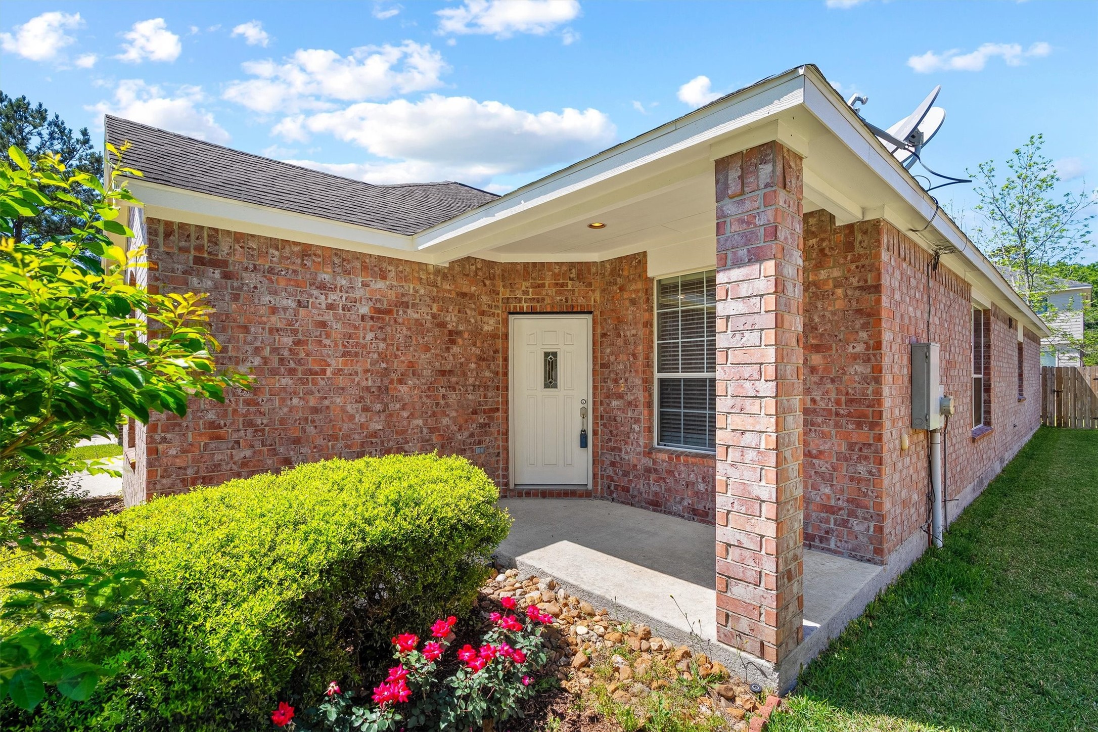 951 Crannog Way Conroe, TX 77301 - Photo 4 of 44 a front view of a house with a yard