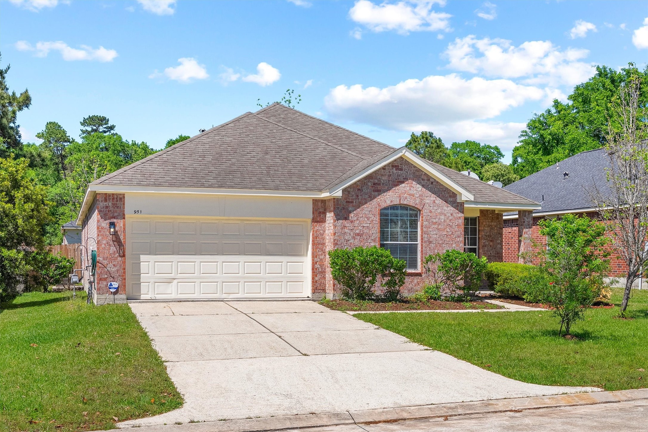 951 Crannog Way Conroe, TX 77301 - Photo 44 of 44 a house view with a garden