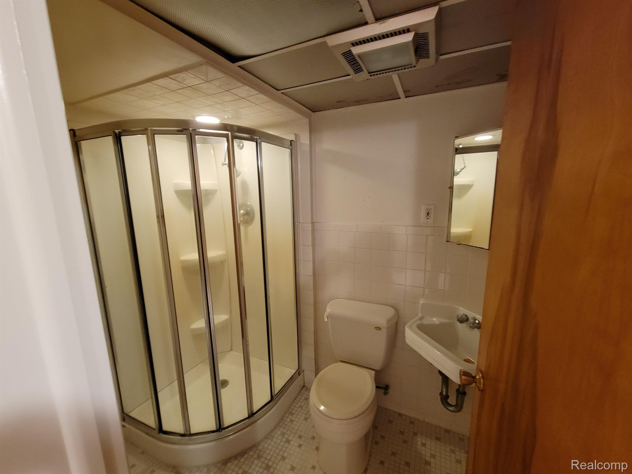 1392 Maple Grove Road Lapeer, MI 48446 - Photo 25 of 77 Level one bath