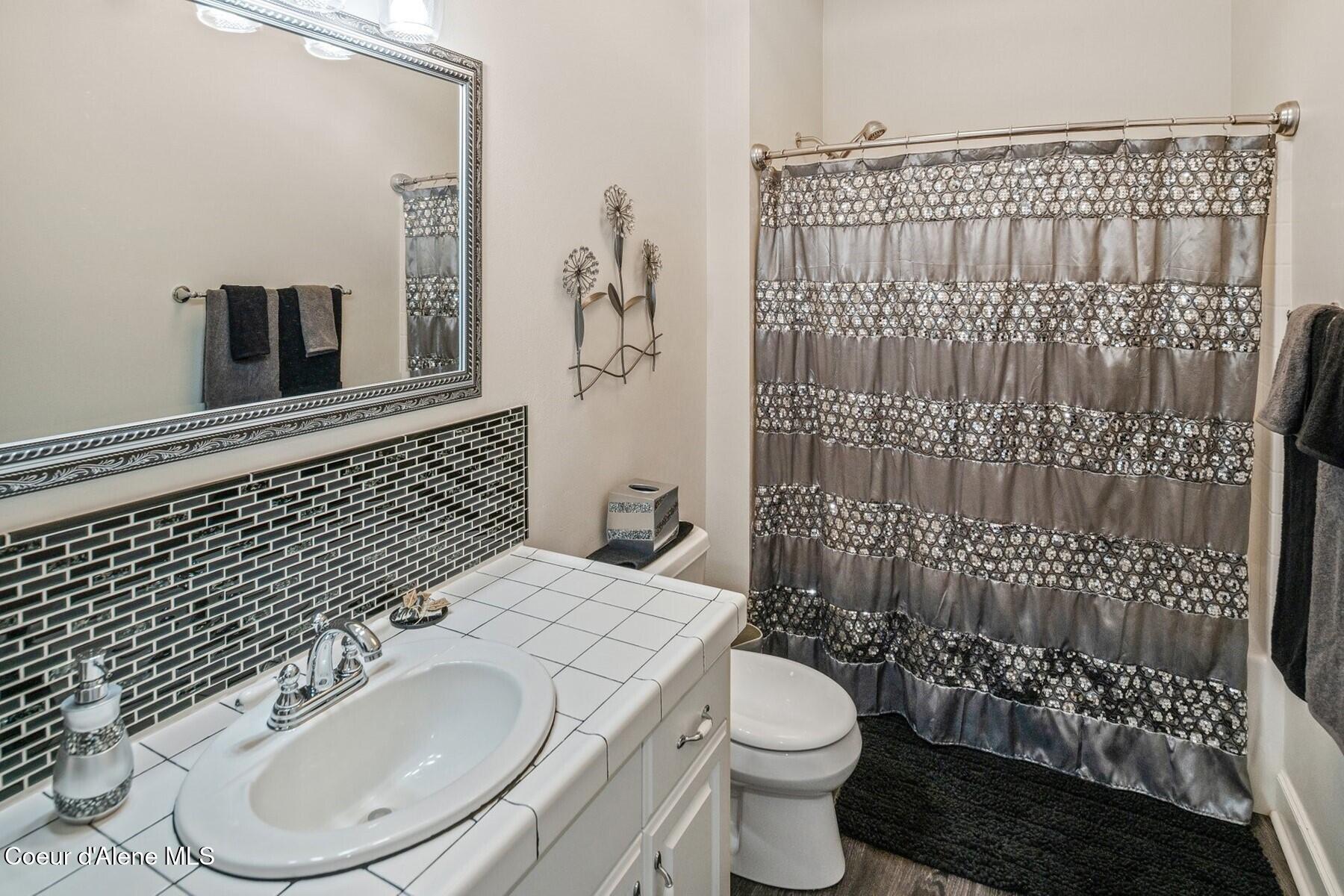 1238 North Reynolds Road Coeur D'Alene, ID 83814 - Photo 30 of 67 Guest bath room #2