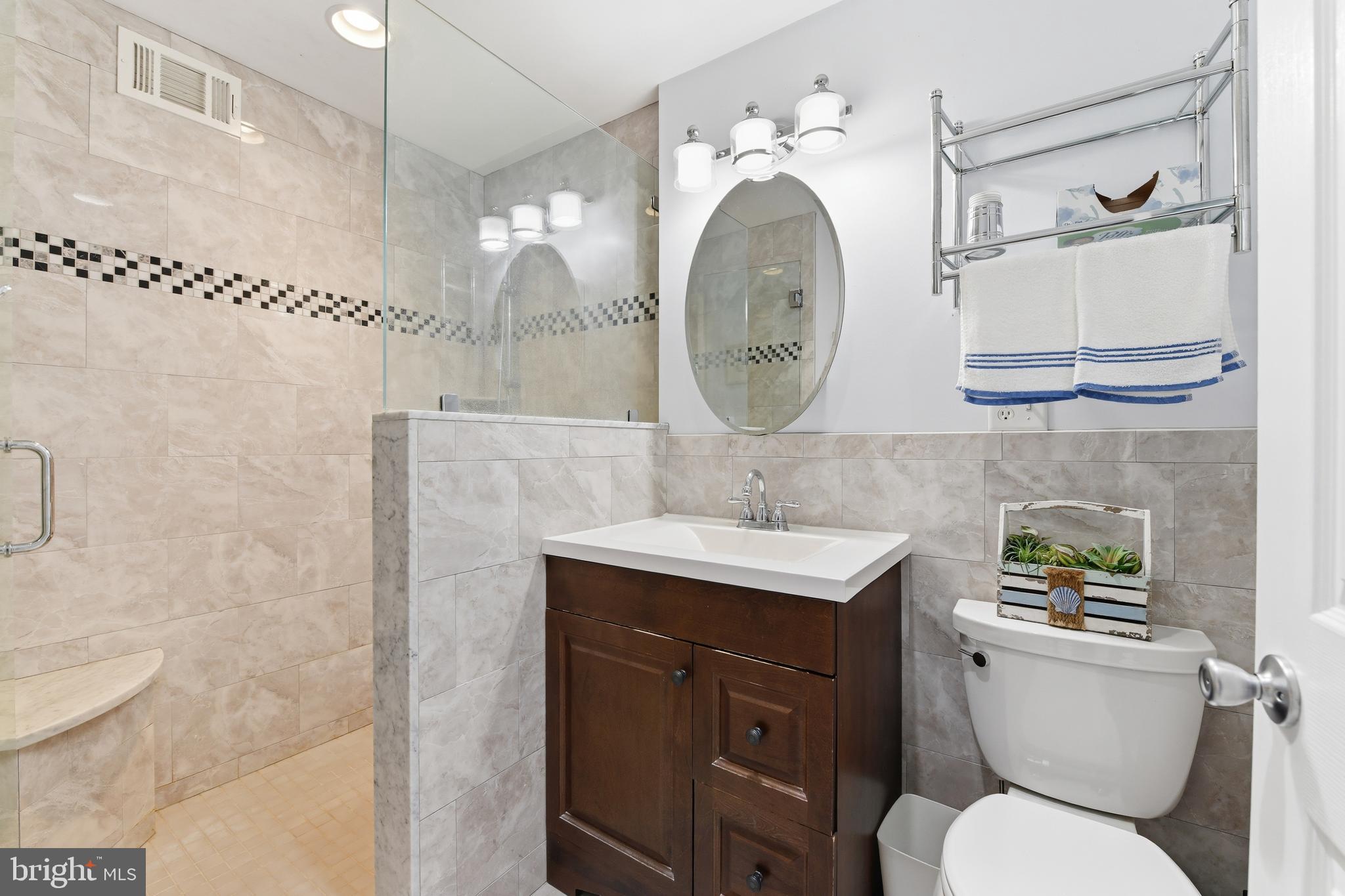 36 Par Drive Reading, PA 19607 - Photo 19 of 41 Owner Suite private bath