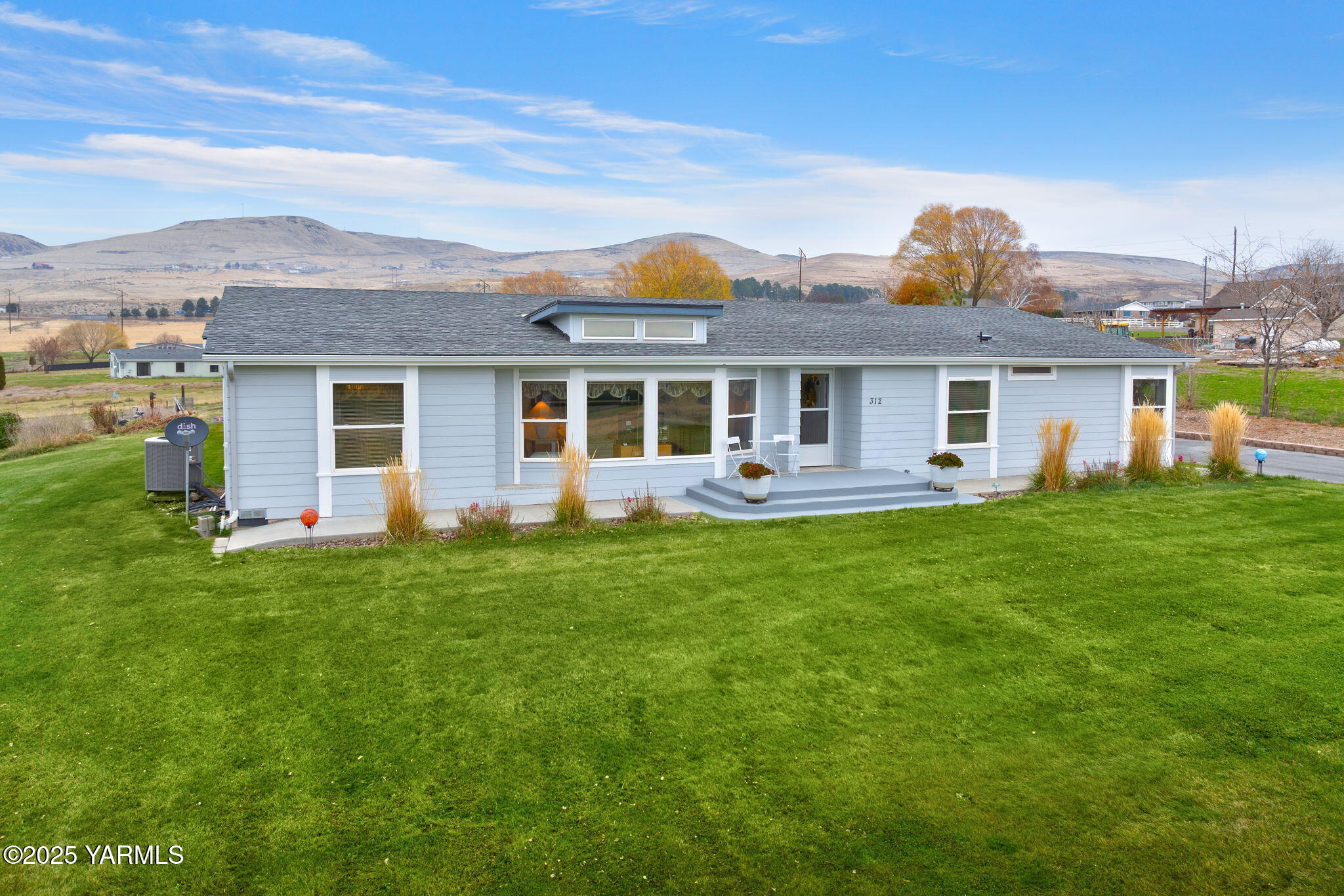 312 Wendt Road Yakima, WA 98901 - Photo 24 of 37 a front view of house with yard and green space
