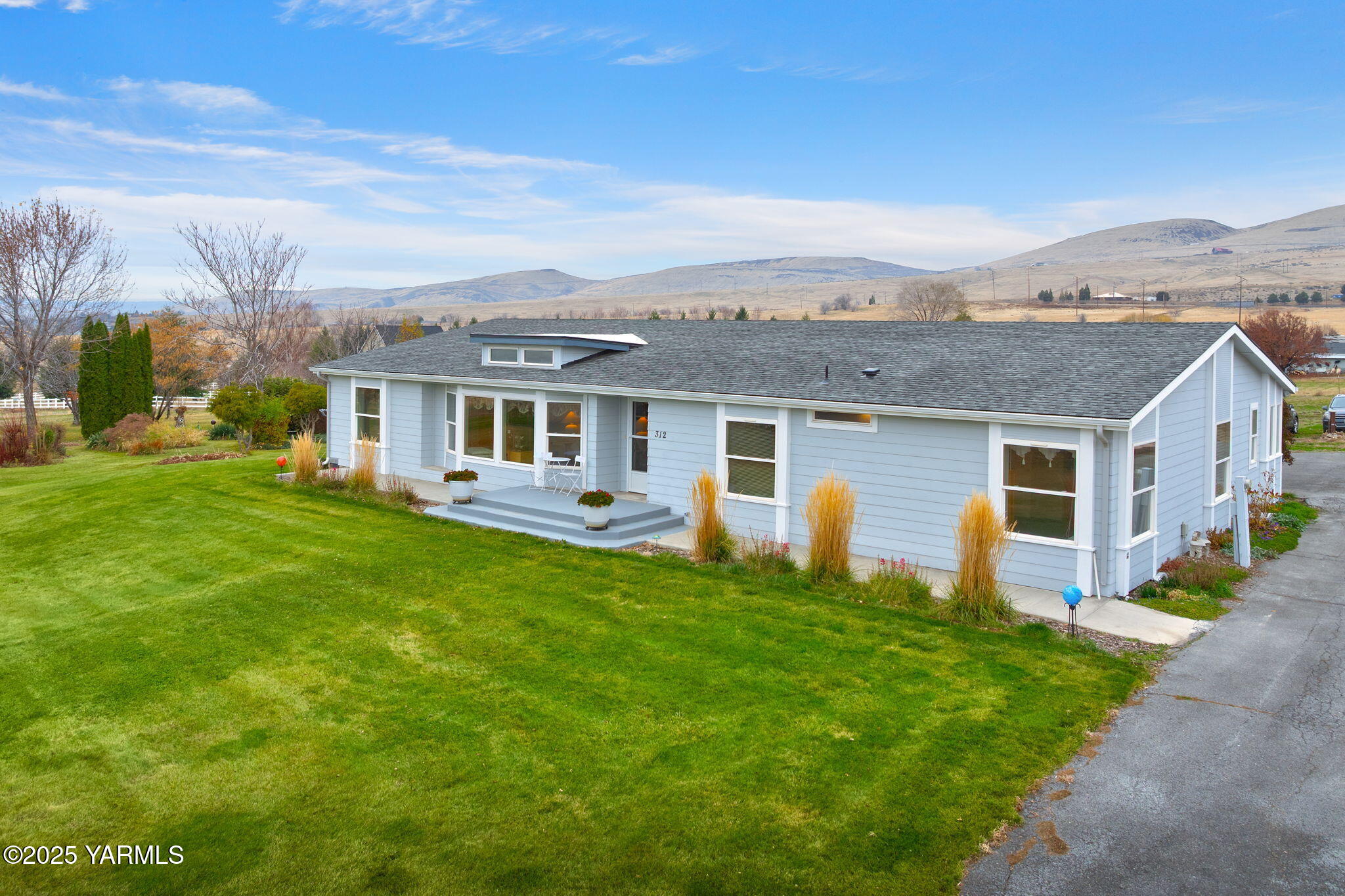 312 Wendt Road Yakima, WA 98901 - Photo 27 of 37 a front view of house with yard and green space