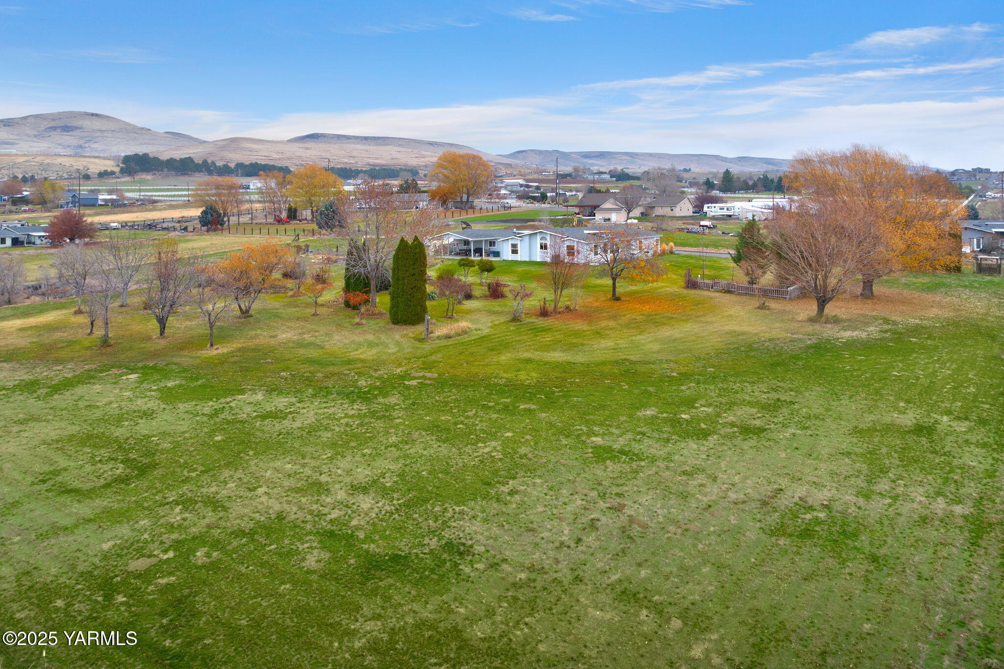 312 Wendt Road Yakima, WA 98901 - Photo 30 of 37 a view of a lake with houses
