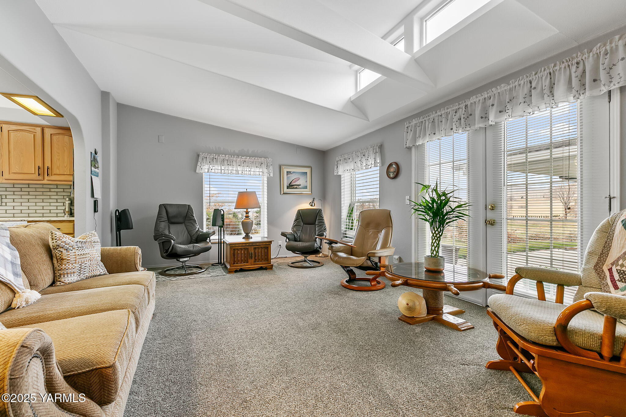 312 Wendt Road Yakima, WA 98901 - Photo 4 of 37 a living room with furniture gym equipment and a large window