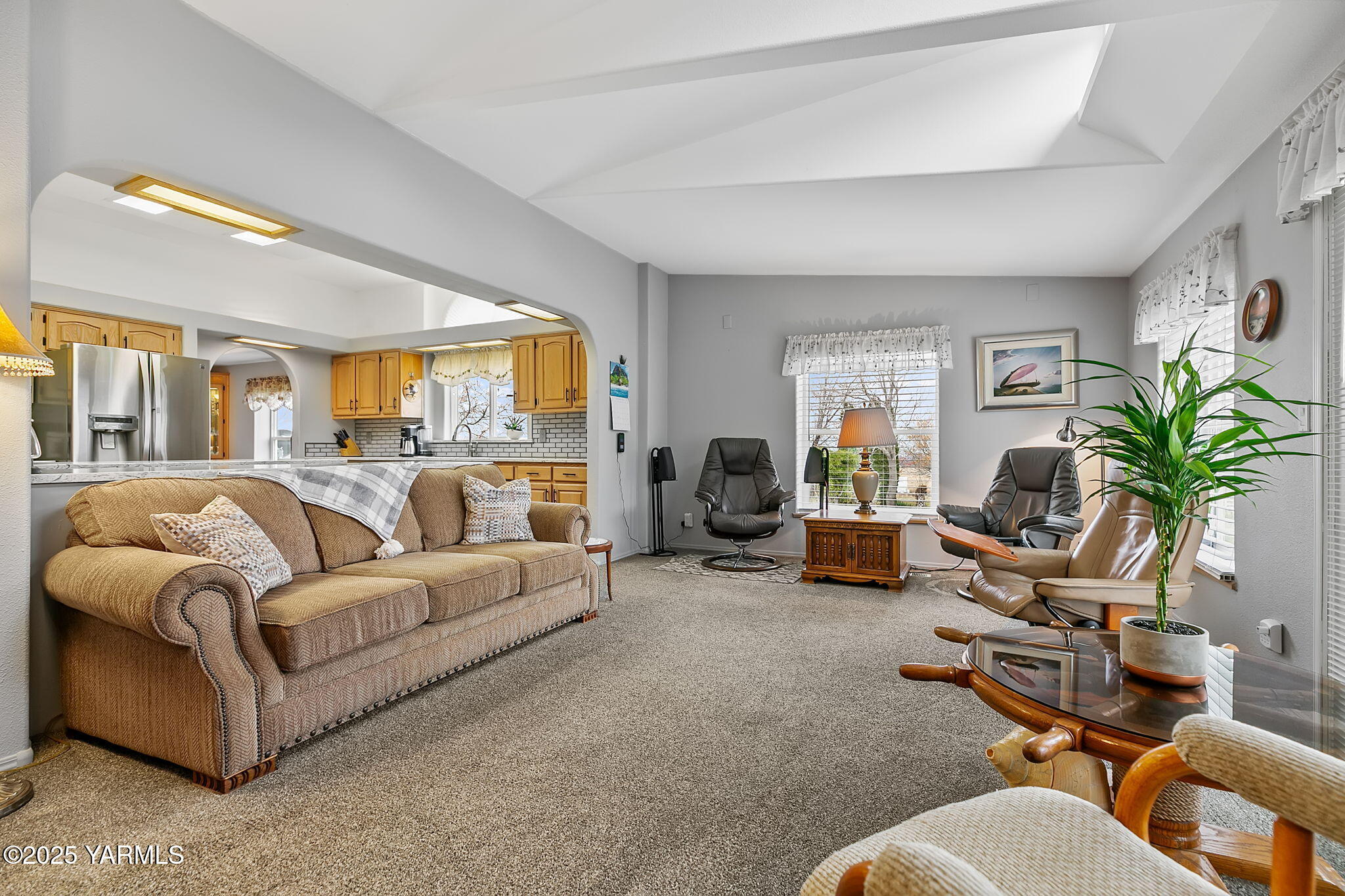 312 Wendt Road Yakima, WA 98901 - Photo 5 of 37 a living room with furniture potted plant and a large window