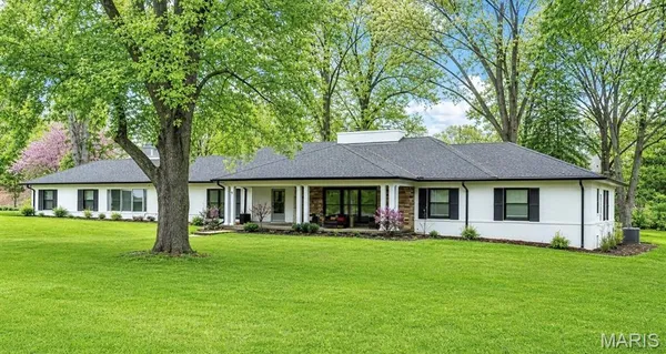 $1,389,999 | 18 Country Aire Drive, St. Louis, MO 63131