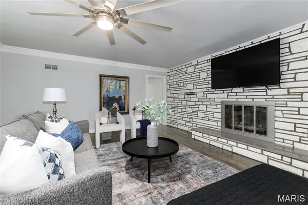 $1,389,999 | 18 Country Aire Drive, St. Louis, MO 63131