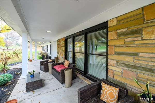 $1,389,999 | 18 Country Aire Drive, St. Louis, MO 63131