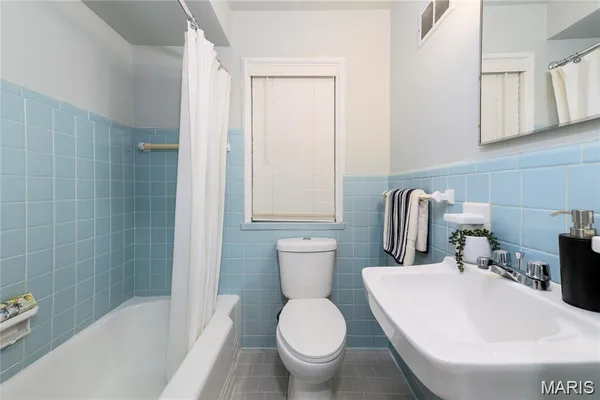 $1,389,999 | 18 Country Aire Drive, St. Louis, MO 63131