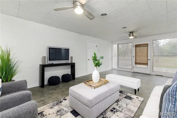 $1,389,999 | 18 Country Aire Drive, St. Louis, MO 63131