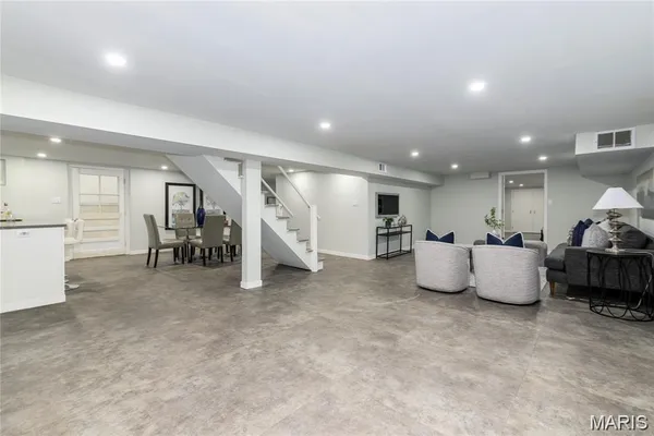 $1,389,999 | 18 Country Aire Drive, St. Louis, MO 63131