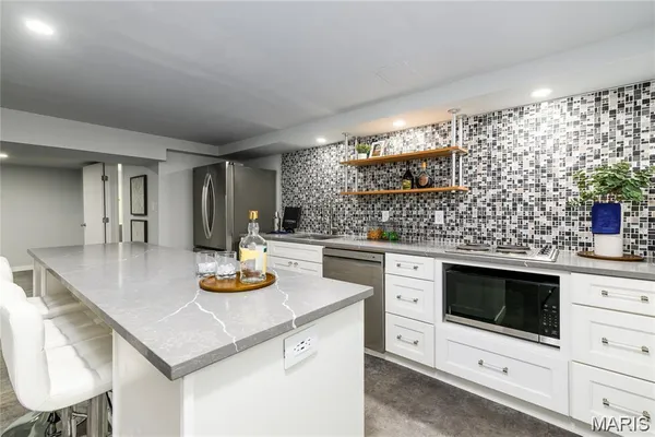 $1,389,999 | 18 Country Aire Drive, St. Louis, MO 63131