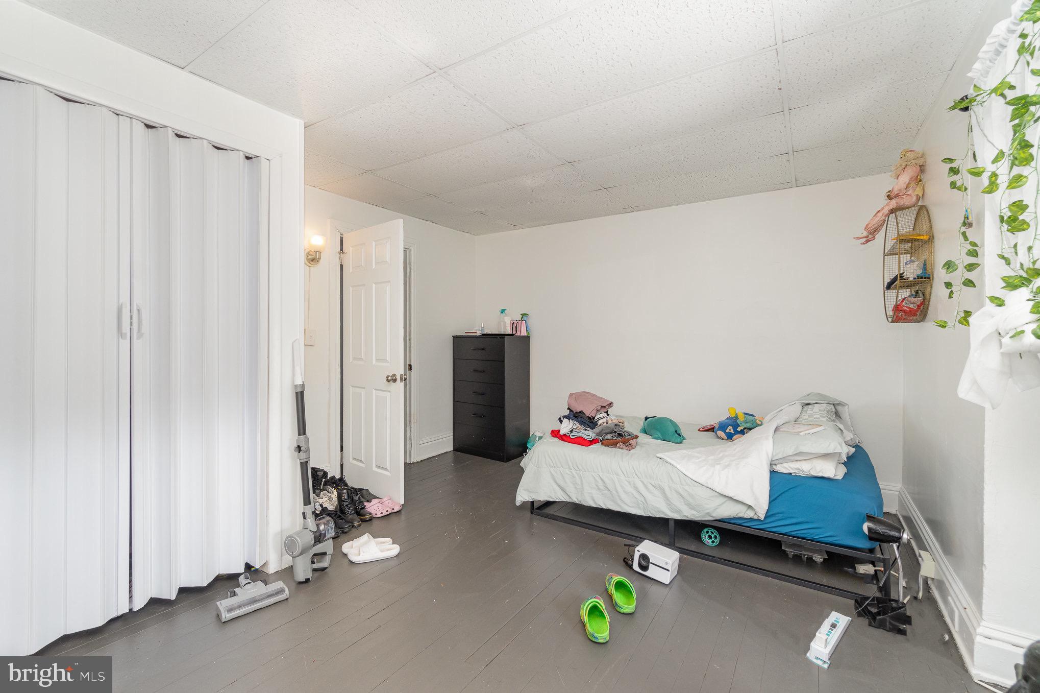 281 West Cottage Place York, PA 17401 - Photo 13 of 30 a living room with furniture and a window