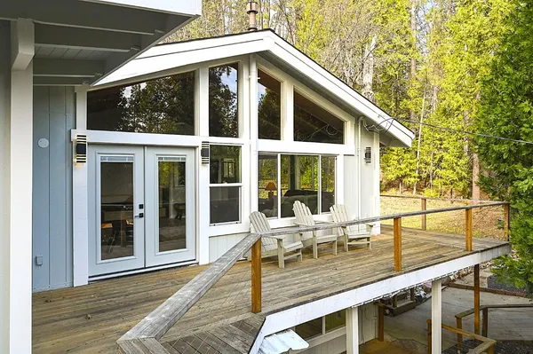 a view of a back yard