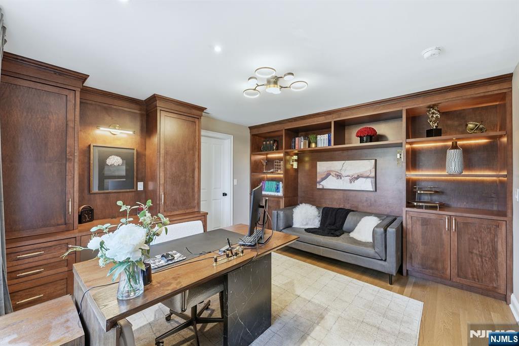 204 Bearwoods Road Park Ridge, NJ 07656 - Photo 20 of 39 a living room with furniture