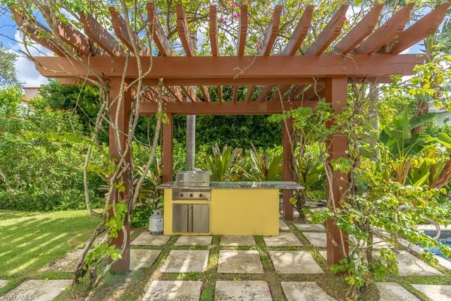 a picture of a building